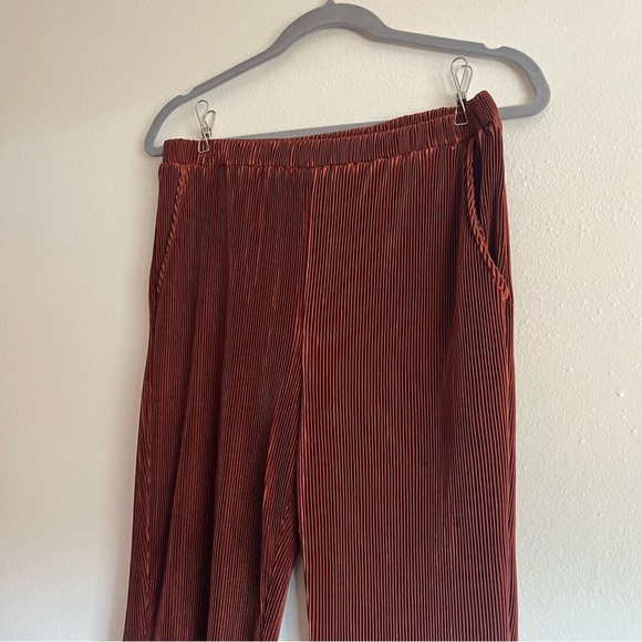 Gilli Cinnamon Plisse Hem Satin Blouse and Pant Lettuce Hem Set Size Medium - Picture 10 of 16